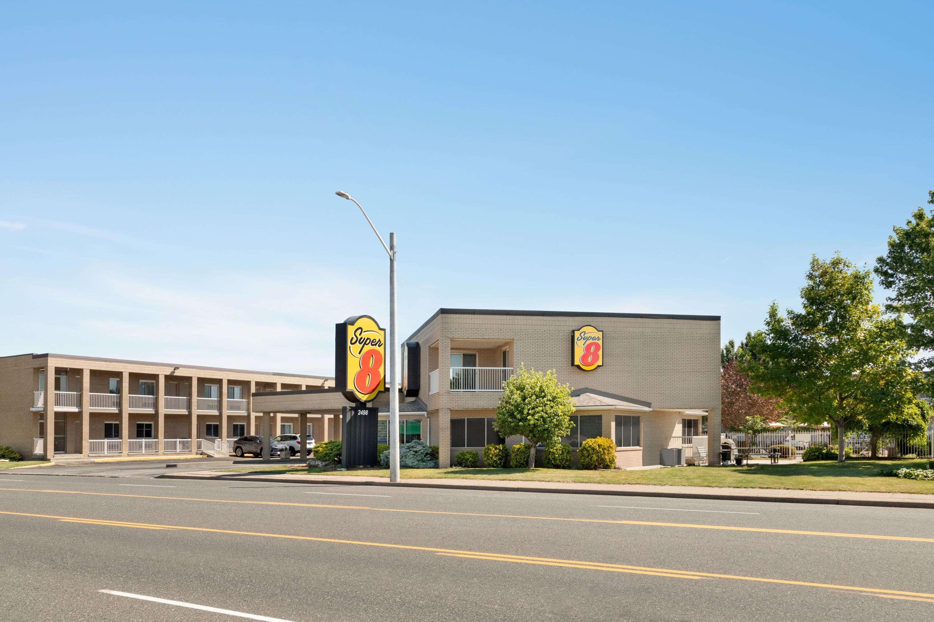 Super 8 By Wyndham Windsor/Dougall Motel Exterior photo