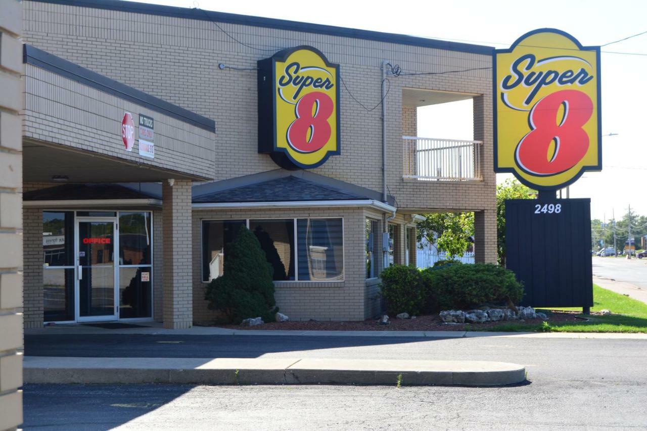 Super 8 By Wyndham Windsor/Dougall Motel Exterior photo