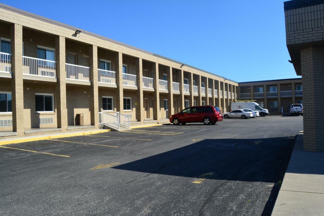 Super 8 By Wyndham Windsor/Dougall Motel Exterior photo